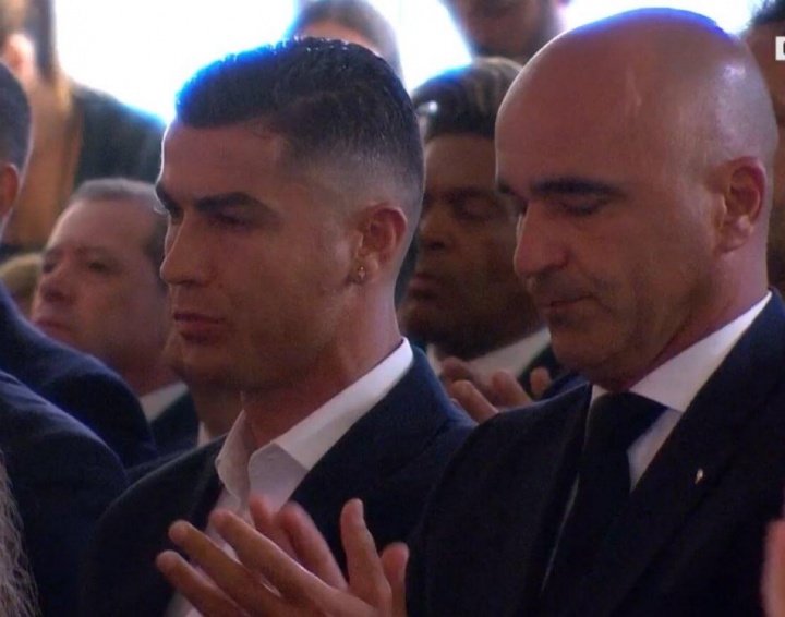 9体育-🕯️葡萄牙众将出席若塔纪念仪式：C罗献欧国联奖杯&amp;慰问其父亲