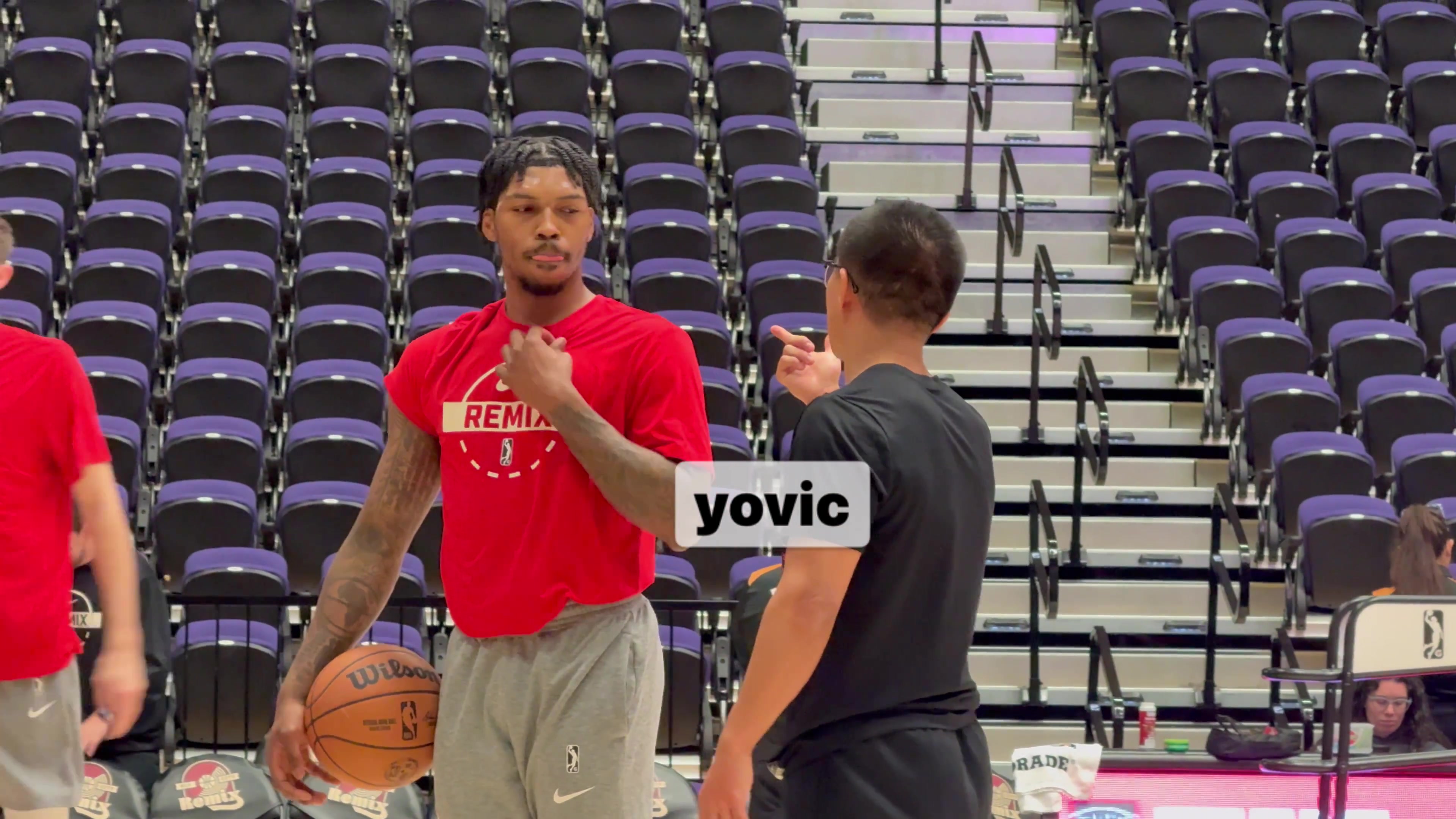 杨瀚森休战我没闲着!翻译刘禹铖赛前指导乐福 后者频频点头